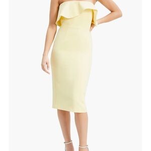 Formal yellow strapless dress to the knee.